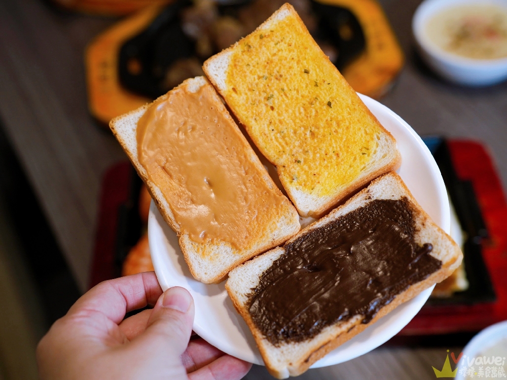 苗栗市美食｜『紅吱吱平價牛排館-苗栗店』排餐只要180元起~可免費加麵一次！自助吧享濃湯,爆米花,抹醬吐司,冷熱飲,霜淇淋免費吃到飽！