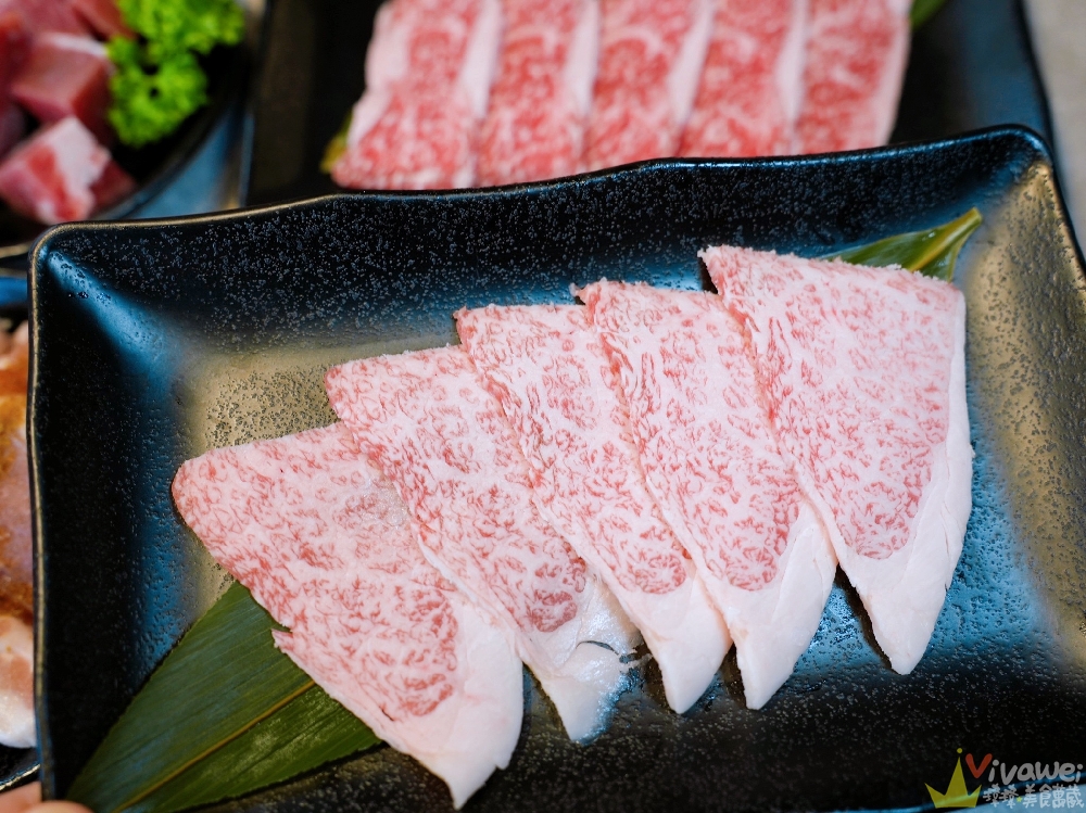 桃園市美食｜『三柒燒肉專門店-桃園中華店』桃園火車站新開幕燒肉吃到飽！日本A5和牛+波士頓龍蝦+松葉蟹腳+鱈場蟹腳無限供應～1988元頂級燒肉吃到飽推薦！