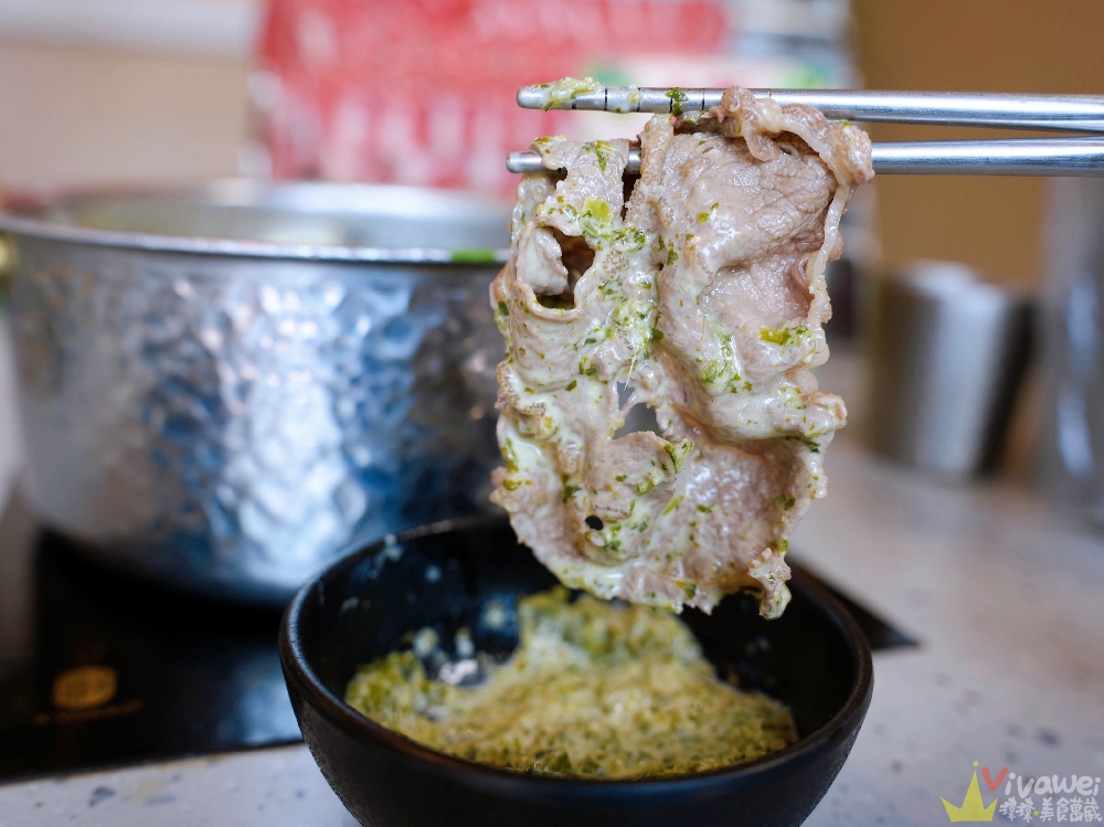 苗栗頭份美食|『月團圓雞湯火鍋-苗栗頭份店』最低388元起蔬菜自助吧吃到飽~大推單人獨享鴛鴦鍋~超狂香菜皮蛋鍋新上市! 苗栗頭份美食|『月團圓雞湯火鍋-苗栗頭份店』最低388元起蔬菜自助吧吃到飽~大推單人獨享鴛鴦鍋~超狂香菜皮蛋鍋新上市!