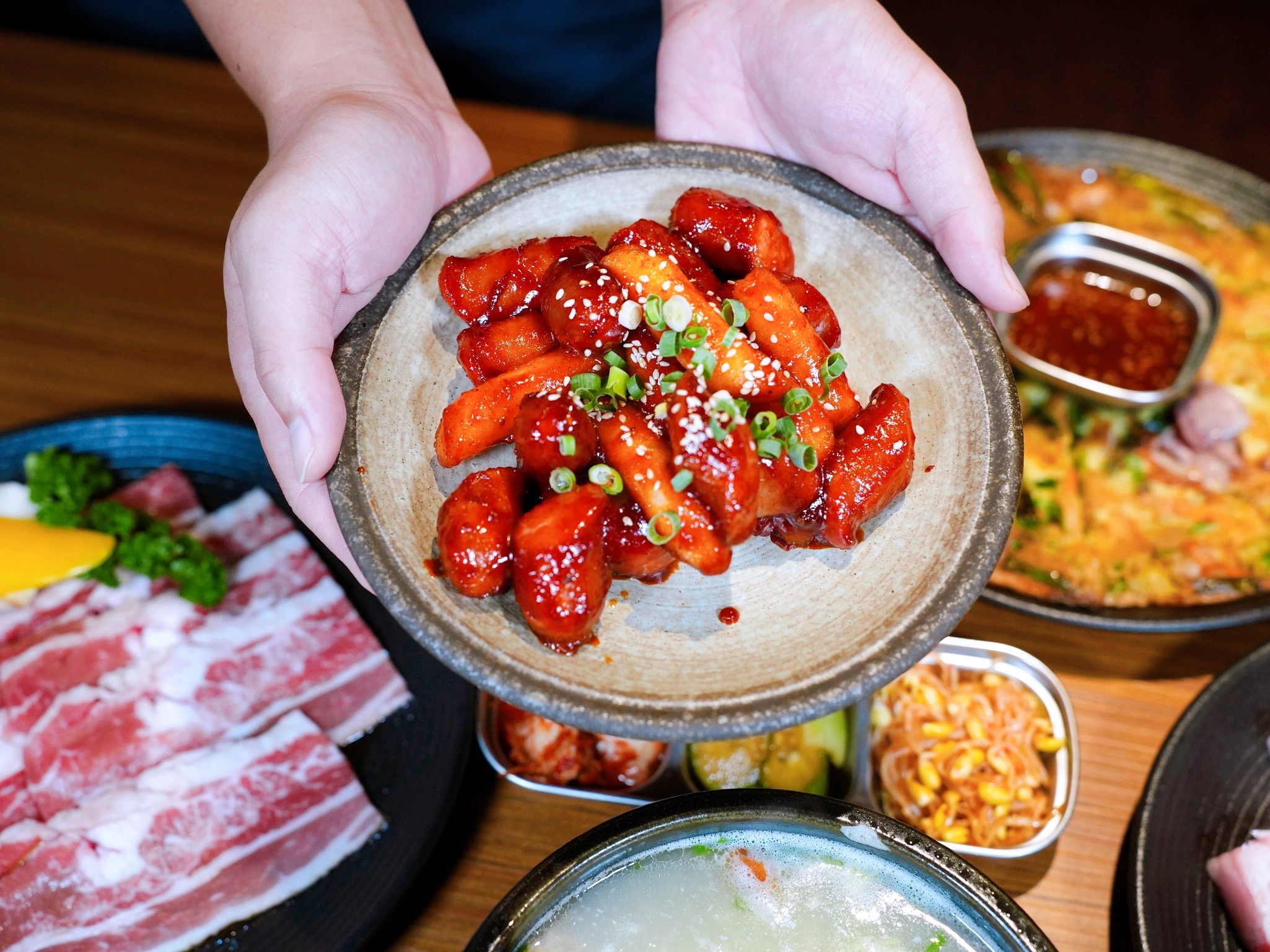 新北板橋美食｜『ABV Bar & Kitchen 韓式餐酒館』板橋車站道地韓式料理餐酒館&超過300款精釀啤酒！韓式小菜吃到飽～還有桌邊韓式烤肉服務！