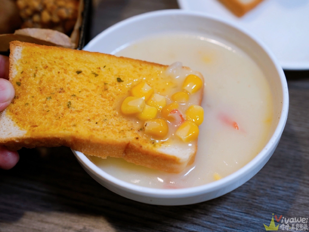 苗栗市美食｜『紅吱吱平價牛排館-苗栗店』排餐只要180元起~可免費加麵一次！自助吧享濃湯,爆米花,抹醬吐司,冷熱飲,霜淇淋免費吃到飽！