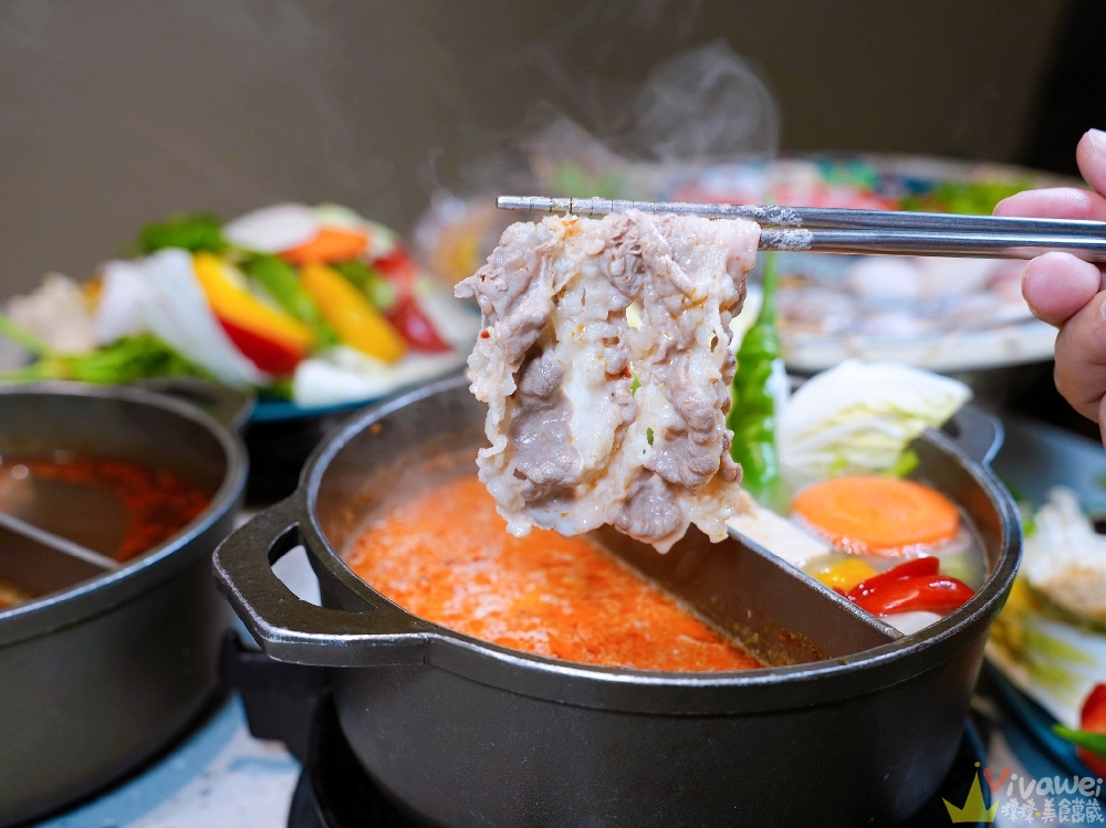 苗栗頭份美食｜『月團圓雞湯火鍋-苗栗頭份店』火鍋控必收！2025全新裝潢自助吧大升級！個人獨享鴛鴦鍋～蔬菜品項豐富～高品質鍋物專賣！