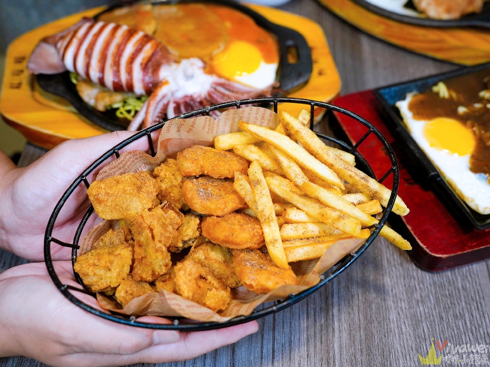 苗栗市美食｜『紅吱吱平價牛排館-苗栗店』排餐只要180元起~可免費加麵一次！自助吧享濃湯,爆米花,抹醬吐司,冷熱飲,霜淇淋免費吃到飽！