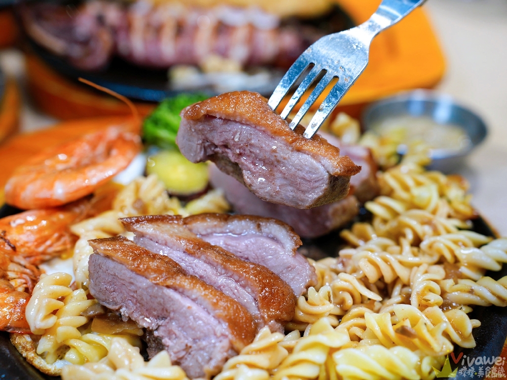 新竹竹北美食｜『牛範生台式蒜香牛排』牛排界的模範生～高CP值平價牛排！加鐵板麵&獨家油封蒜醬都免費！還有豐盛自助吧吃到飽！