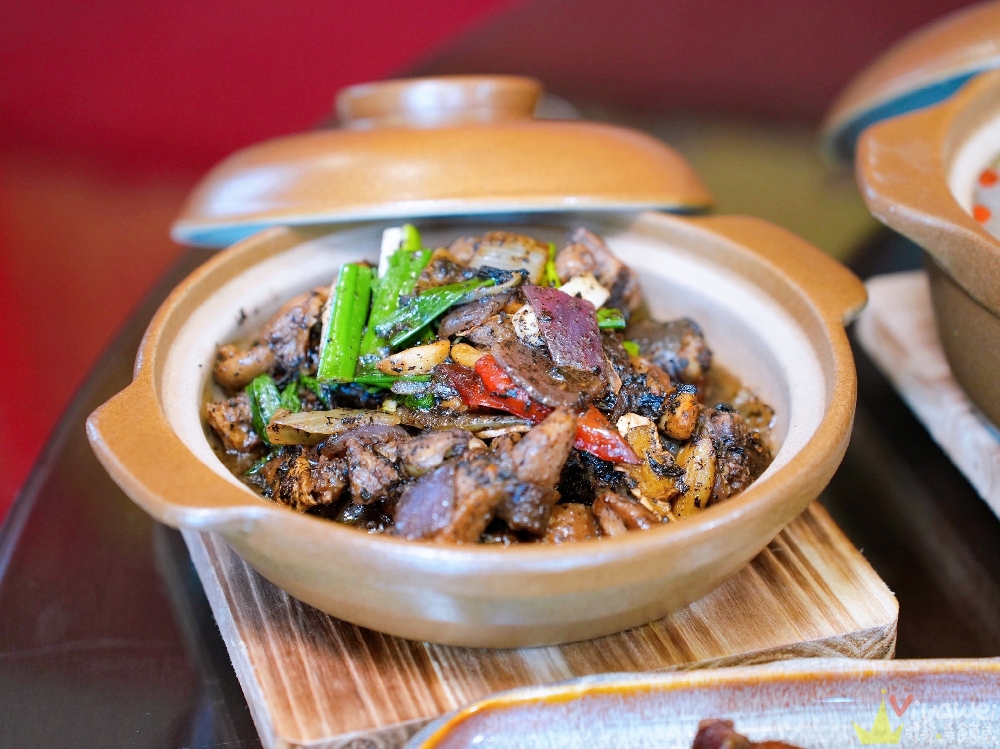 苗栗三灣美食｜『龍叔伯庭園餐館』超氣派的客家私房台菜餐廳～餐點品項豐富又好吃～親子友善且附設免費停車場！