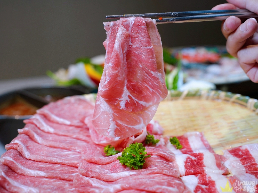 苗栗頭份美食｜『月團圓雞湯火鍋-苗栗頭份店』火鍋控必收！2025全新裝潢自助吧大升級！個人獨享鴛鴦鍋～蔬菜品項豐富～高品質鍋物專賣！