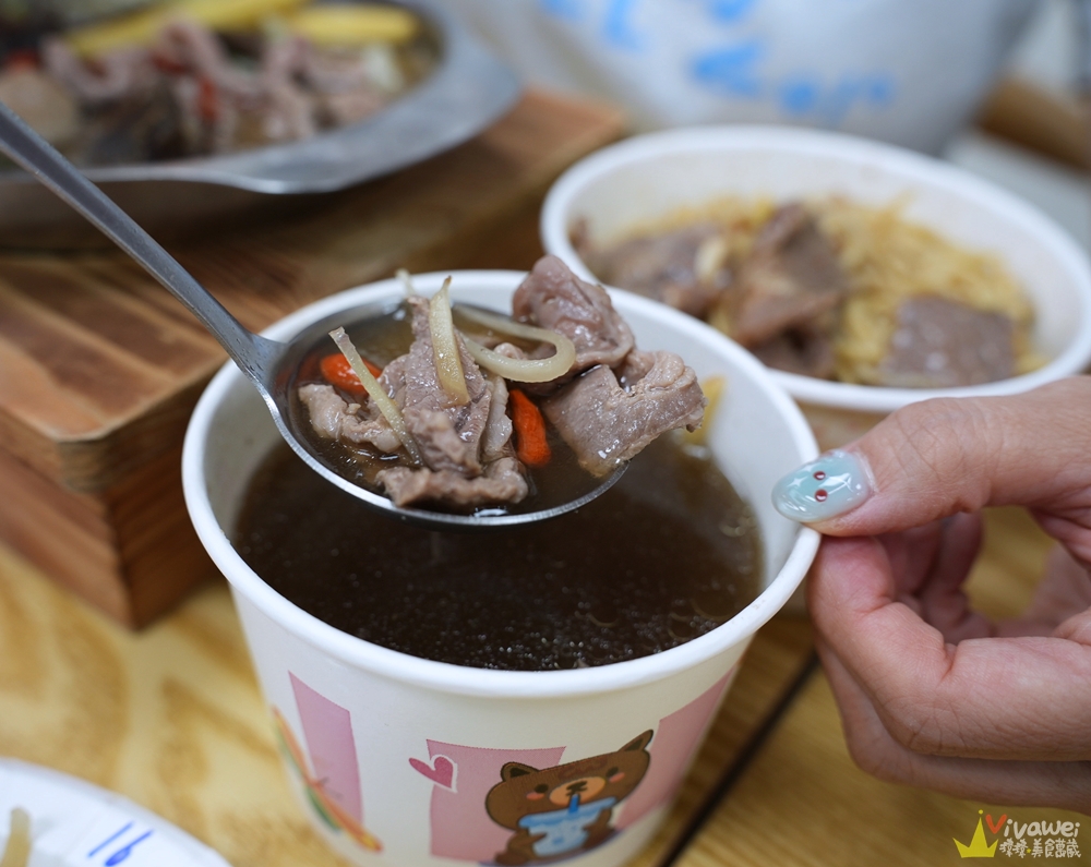 苗栗市美食｜『六小福林記炒羊肉』生意超好～新鮮現炒的羊肉小吃！冷氣開放～飲料免費暢飲～還有兒童遊樂區的舒適小吃店！