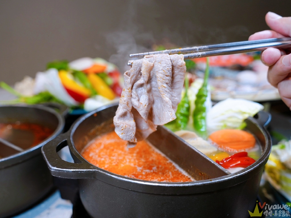 苗栗頭份美食｜『月團圓雞湯火鍋-苗栗頭份店』火鍋控必收！2025全新裝潢自助吧大升級！個人獨享鴛鴦鍋～蔬菜品項豐富～高品質鍋物專賣！