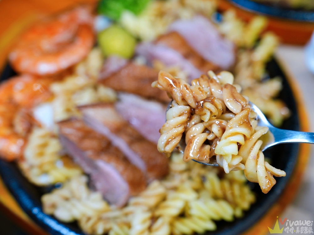 新竹竹北美食|『牛範生台式蒜香牛排』牛排界的模範生~高CP值平價牛排!加鐵板麵&獨家油封蒜醬都免費!還有豐盛自助吧吃到飽! 新竹竹北美食|『牛範生台式蒜香牛排』牛排界的模範生~高CP值平價牛排!加鐵板麵&獨家油封蒜醬都免費!還有豐盛自助吧吃到飽!