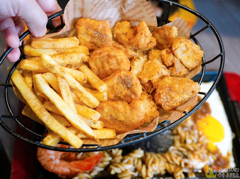 苗栗市美食｜『紅吱吱平價牛排館-苗栗店』排餐只要180元起~可免費加麵一次！自助吧享濃湯,爆米花,抹醬吐司,冷熱飲,霜淇淋免費吃到飽！