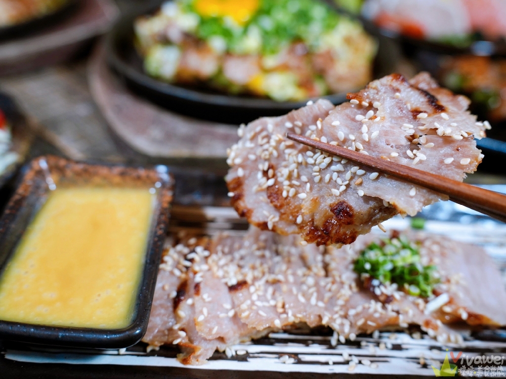 台北中山美食｜『ABV日式居酒館-台北中山店』最具話題性的稻草燒盛合！還有大阪燒,廣島燒,串燒等日式美食~搭配300多款精釀啤酒~小酌小聚的深夜美食首選！