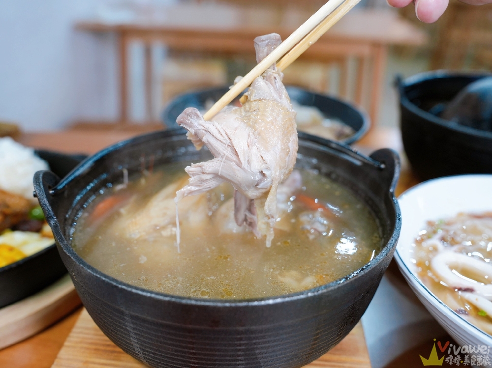 桃園市美食|『金小蔥雞湯米粉』雞湯控的天堂!隱藏版新品上市~升級版鹿野嫩炸雞&鮑魚烏骨雞湯!平價卻超有水準! 桃園市美食|『金小蔥雞湯米粉』雞湯控的天堂!隱藏版新品上市~升級版鹿野嫩炸雞&鮑魚烏骨雞湯!平價卻超有水準!