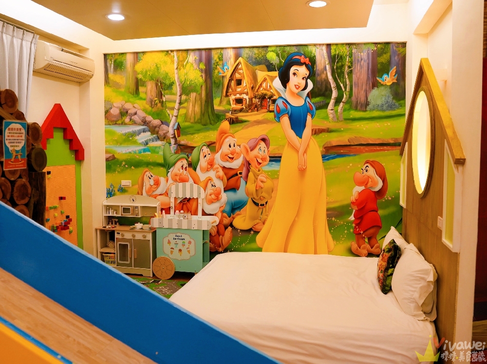 宜蘭冬山住宿｜『松之墅溜滑梯親子民宿』小孩天堂～溜滑梯房型+電動車+沙池+球池+迎賓下午茶+超澎湃早餐一次滿足！