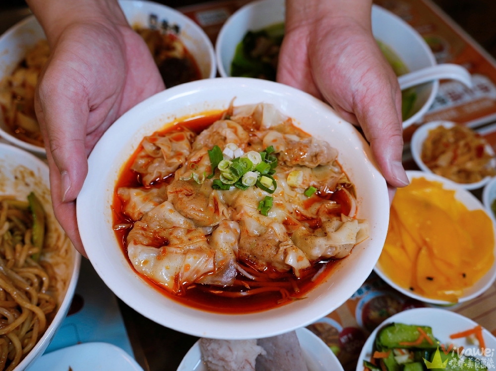 桃園中壢美食｜『牛小恬牛肉麵』中壢SOGO海華商圈牛肉麵推薦！紅燒牛三寶刀削麵+雙醬麵+紅油炒手必吃！附特約停車場超方便！