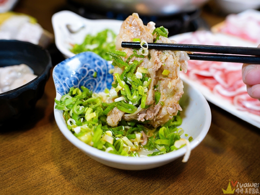 桃園市美食｜『鐵木真麻辣鴛鴦火鍋』在地開業多年的單點傳統台式麻辣鍋～鴨血和豆腐免費續加！