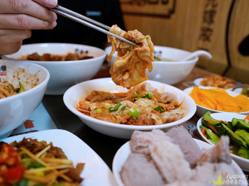 桃園中壢美食｜『牛小恬牛肉麵』中壢SOGO海華商圈牛肉麵推薦！紅燒牛三寶刀削麵+雙醬麵+紅油炒手必吃！附特約停車場超方便！