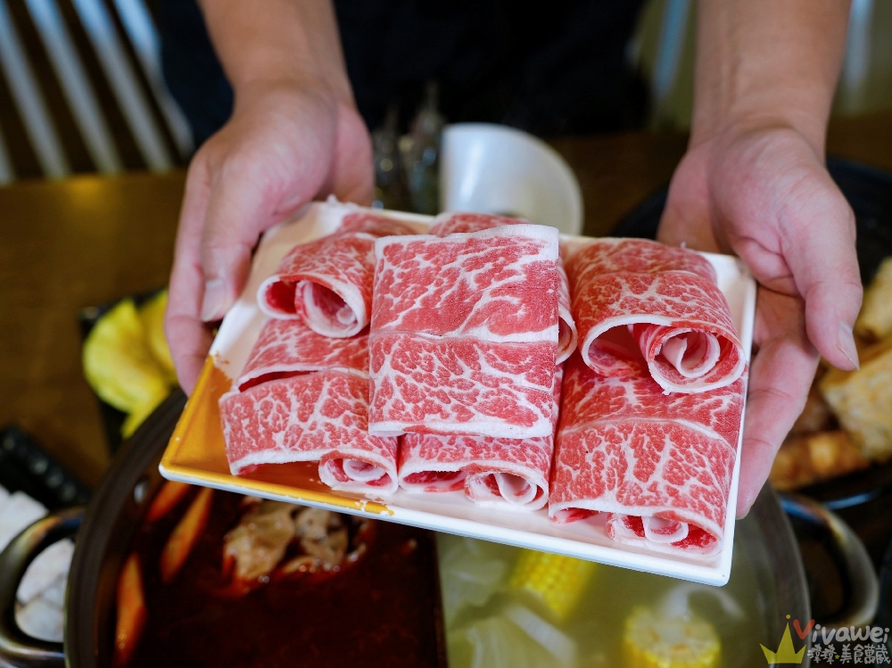桃園市美食｜『鐵木真麻辣鴛鴦火鍋』在地開業多年的單點傳統台式麻辣鍋～鴨血和豆腐免費續加！