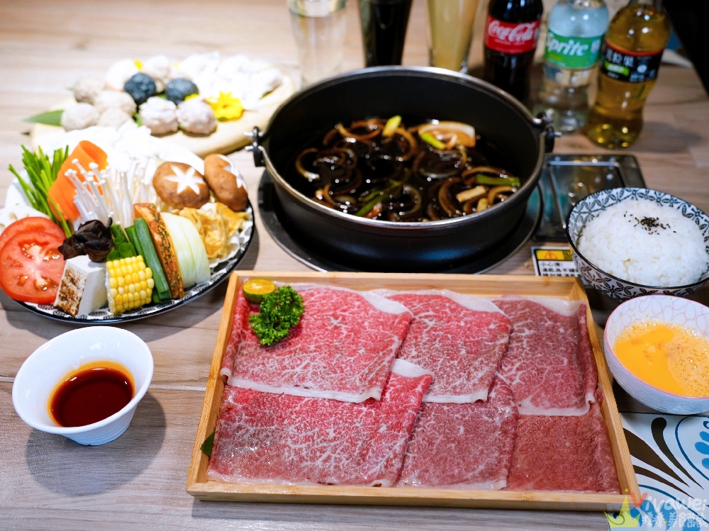 桃園中壢美食｜『鍋強強極緻火鍋』新升級桌邊蔬菜免費續&氣泡飲料暢飲&指定套餐+100元肉肉吃到飽！附設免費停車場~親子友善餐廳~回訪多次的質感火鍋店！