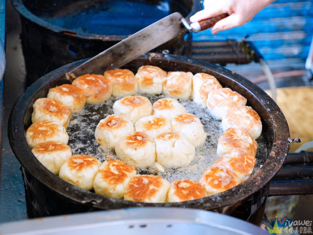 花蓮鳳林美食｜『鳳林水煎包』無招牌在地排隊小吃！超美味的現做水煎包~高麗菜&肉包都好吃！