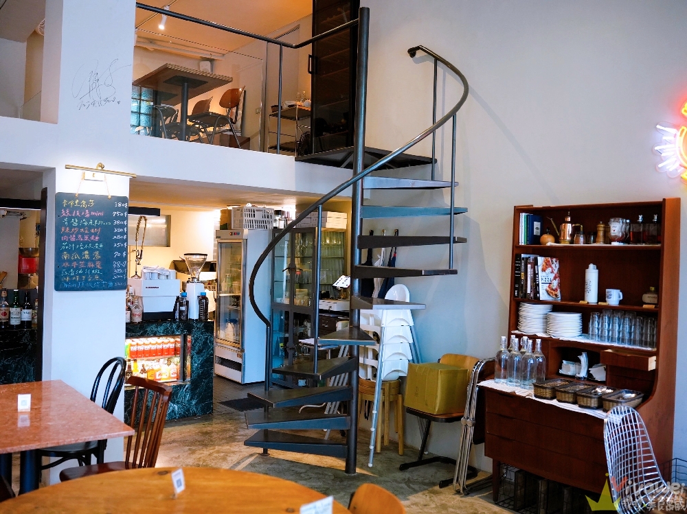 桃園中壢美食｜『品手感披薩 Pin Pizza Bar』內壢現烤披薩香氣逼人！招牌阿山哥鹹豬肉披薩&五種起司披薩！