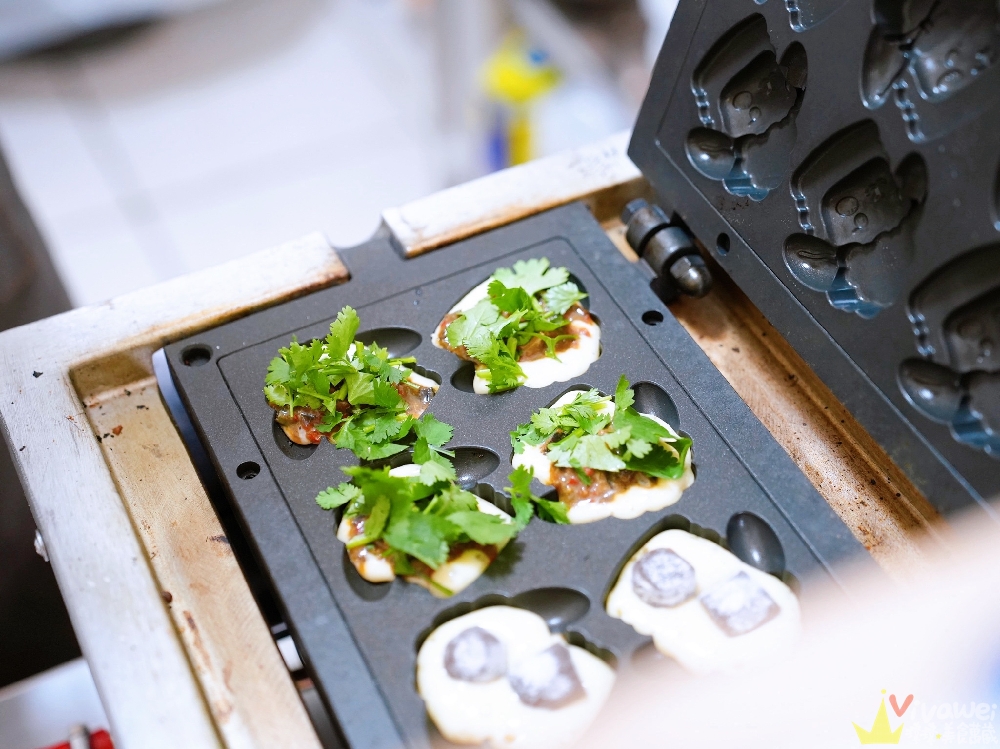 苗栗頭份美食｜『羊太咬咬 創意雞蛋燒』平日限定的療癒系下午茶！黑糖麻糬爆餡+香菜皮蛋創意口味雞蛋糕！