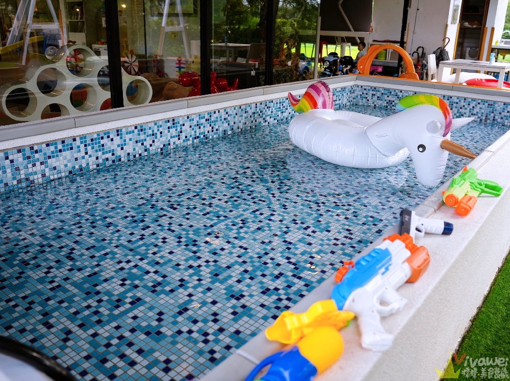 宜蘭冬山住宿｜『湖漾189風格旅店』梅花湖旁的親子民宿推薦～電動車+沙池+戲水池+室內遊戲區+手作早餐一次滿足～綠映親子房開箱！