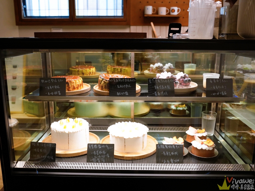 苗栗市美食｜『LI CAFE』近苗栗車站的質感系甜點咖啡店！必吃焙茶水果戚風&藍莓乳酪馬卡龍&奶蓋烏龍巴斯克！