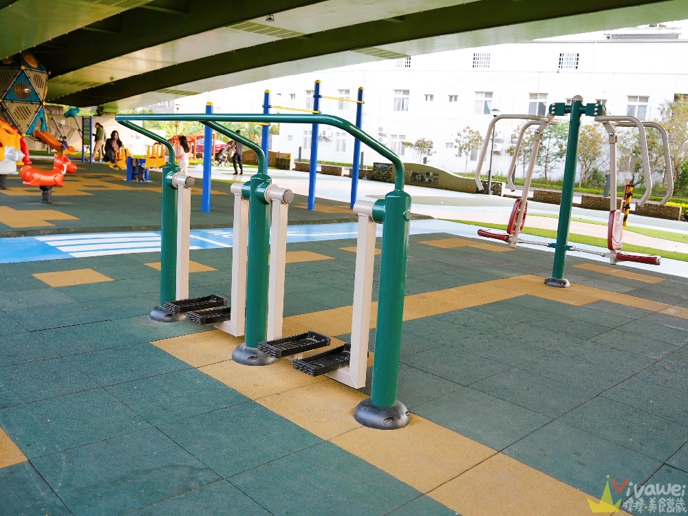 苗栗頭份親子景點｜『頭份滑步車公園』橋下不怕下雨！滑步車賽道+太空遊戲場～免費放電公園完整開箱