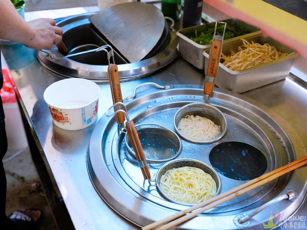苗栗市美食|『簡單拌』隱藏版的銅板價麵店小吃!紅蔥拌麵超香,麻醬麵自己磨麻醬~還有紅油炒手+滷味! 苗栗市美食|『簡單拌』隱藏版的銅板價麵店小吃!紅蔥拌麵超香,麻醬麵自己磨麻醬~還有紅油炒手+滷味!