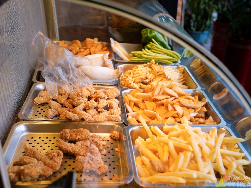 苗栗市美食｜『潮麻吉 香雞潮牌（苗栗中華店）』北苗炸物推薦！現炸現吃最好吃！必吃甜不辣+三角骨+傳統刷醬雞排！