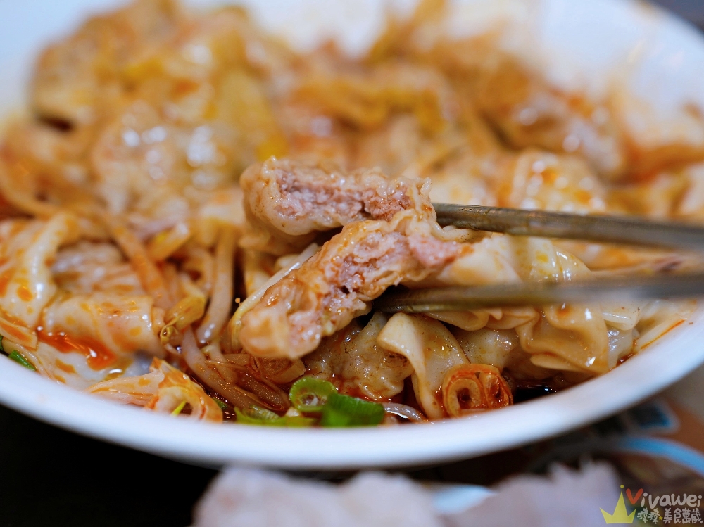桃園中壢美食｜『牛小恬牛肉麵』中壢SOGO海華商圈牛肉麵推薦！紅燒牛三寶刀削麵+雙醬麵+紅油炒手必吃！附特約停車場超方便！