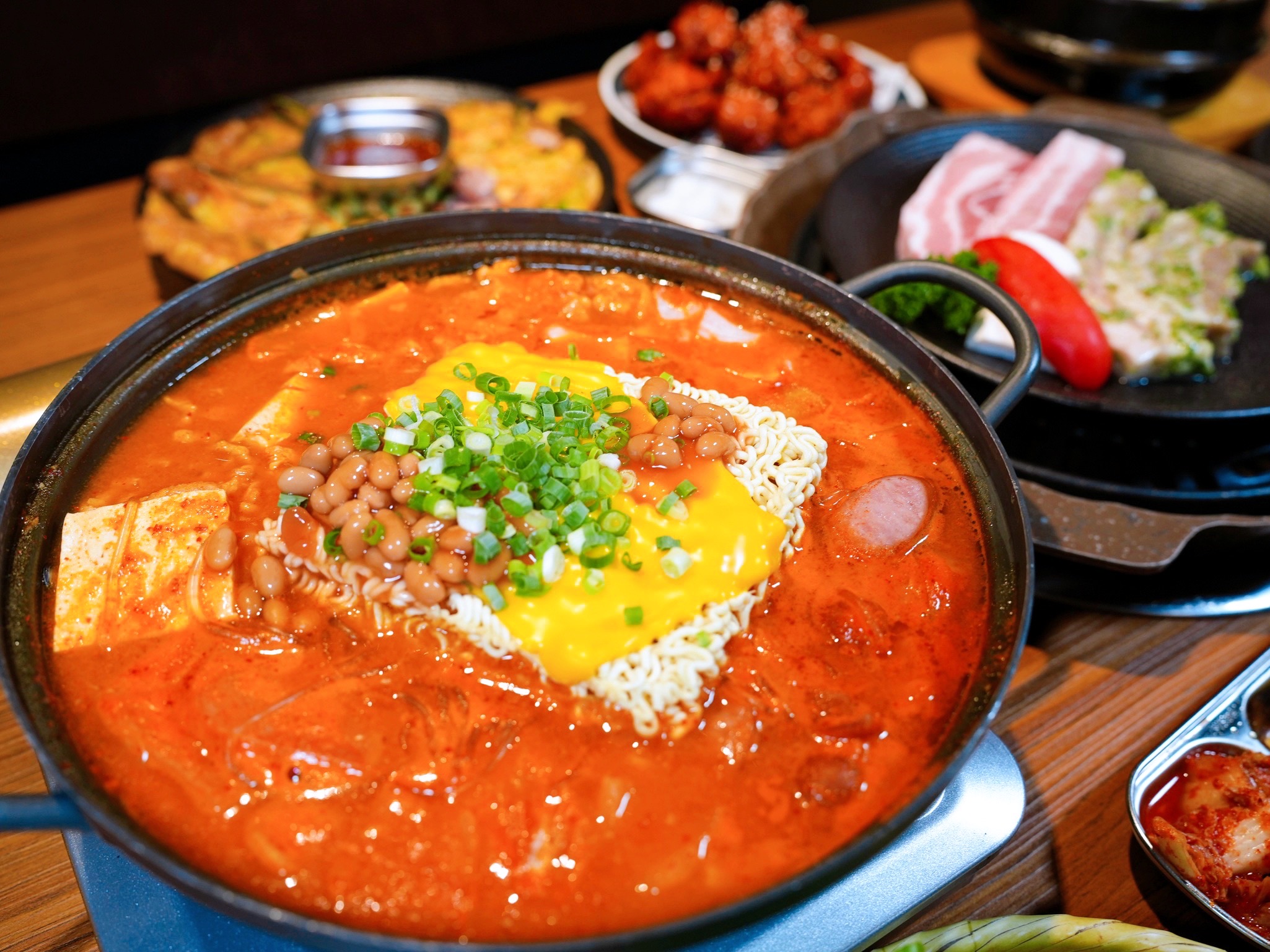 新北板橋美食｜『ABV Bar & Kitchen 韓式餐酒館』板橋車站道地韓式料理餐酒館&超過300款精釀啤酒！韓式小菜吃到飽～還有桌邊韓式烤肉服務！