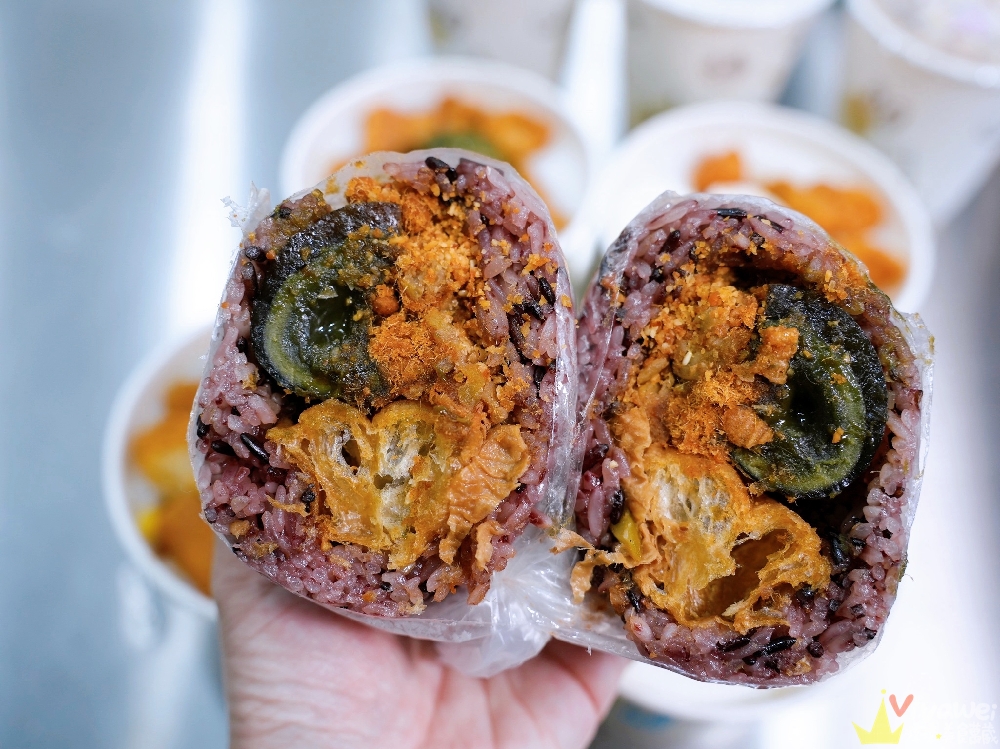 苗栗市美食|『UBON廚房』必點超狂的大份量飯糰!推薦皮蛋飯糰+叉燒飯糰加辣!隱藏版綜合粥料多到爆! 苗栗市美食|『UBON廚房』必點超狂的大份量飯糰!推薦皮蛋飯糰+叉燒飯糰加辣!隱藏版綜合粥料多到爆!