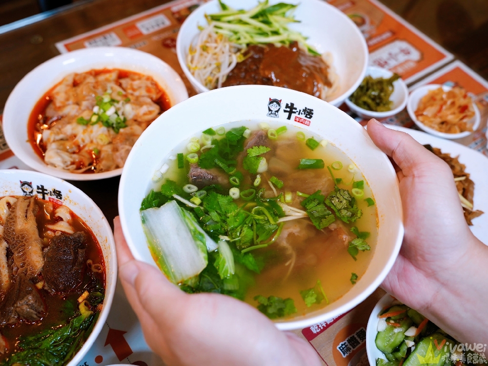 桃園中壢美食｜『牛小恬牛肉麵』中壢SOGO海華商圈牛肉麵推薦！紅燒牛三寶刀削麵+雙醬麵+紅油炒手必吃！附特約停車場超方便！