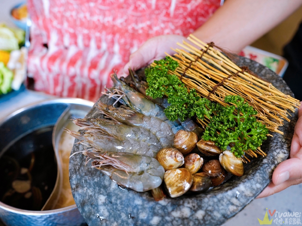 苗栗頭份美食|『月團圓雞湯火鍋-苗栗頭份店』最低388元起蔬菜自助吧吃到飽~大推單人獨享鴛鴦鍋~超狂香菜皮蛋鍋新上市! 苗栗頭份美食|『月團圓雞湯火鍋-苗栗頭份店』最低388元起蔬菜自助吧吃到飽~大推單人獨享鴛鴦鍋~超狂香菜皮蛋鍋新上市!