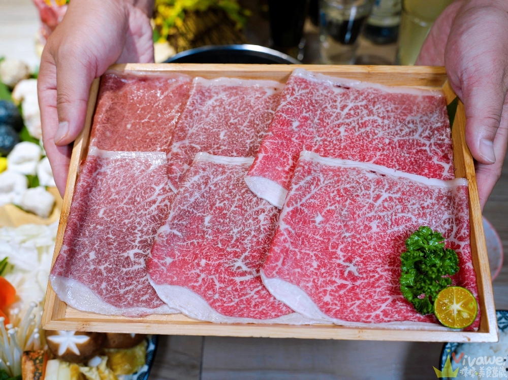 桃園中壢美食｜『鍋強強極緻火鍋』新升級桌邊蔬菜免費續&氣泡飲料暢飲&指定套餐+100元肉肉吃到飽！附設免費停車場~親子友善餐廳~回訪多次的質感火鍋店！