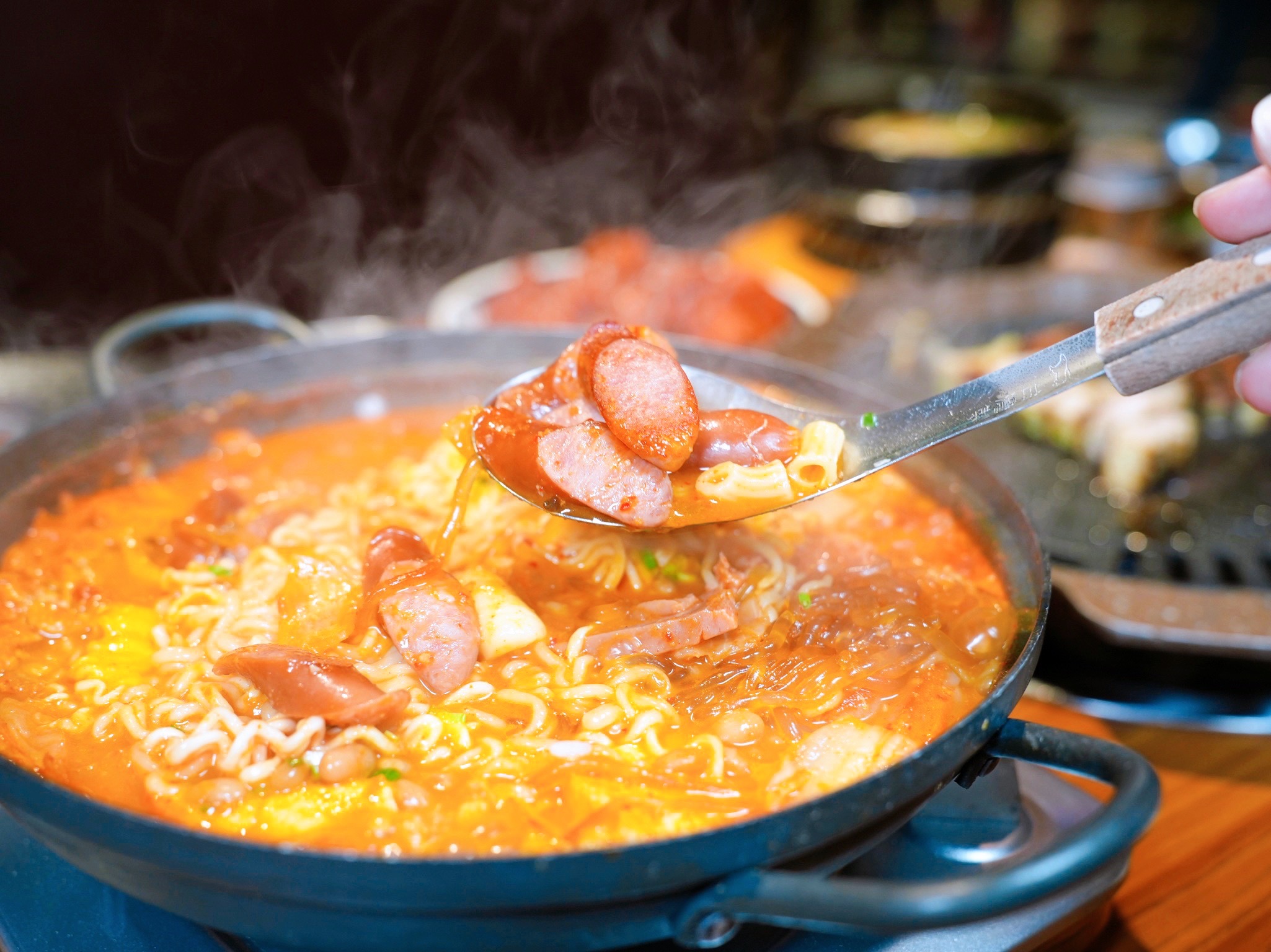 新北板橋美食｜『ABV Bar & Kitchen 韓式餐酒館』板橋車站道地韓式料理餐酒館&超過300款精釀啤酒！韓式小菜吃到飽～還有桌邊韓式烤肉服務！