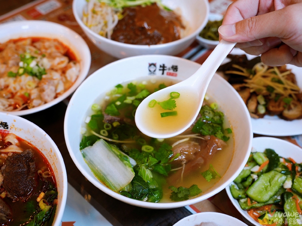 桃園中壢美食｜『牛小恬牛肉麵』中壢SOGO海華商圈牛肉麵推薦！紅燒牛三寶刀削麵+雙醬麵+紅油炒手必吃！附特約停車場超方便！