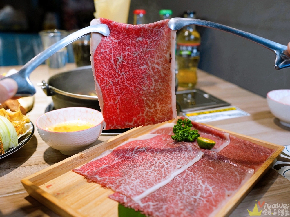 桃園中壢美食|『鍋強強極緻火鍋』新升級桌邊蔬菜免費續&氣泡飲料暢飲&指定套餐+100元肉肉吃到飽!附設免費停車場~親子友善餐廳~回訪多次的質感火鍋店! 桃園中壢美食|『鍋強強極緻火鍋』新升級桌邊蔬菜免費續&氣泡飲料暢飲&指定套餐+100元肉肉吃到飽!附設免費停車場~親子友善餐廳~回訪多次的質感火鍋店!