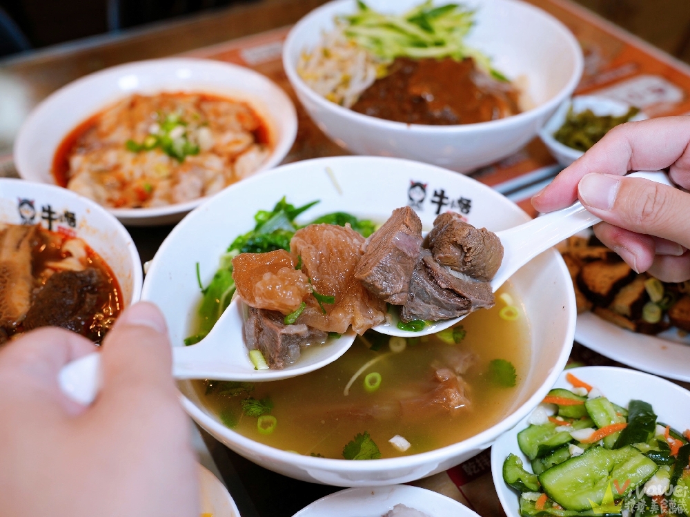 桃園中壢美食｜『牛小恬牛肉麵』中壢SOGO海華商圈牛肉麵推薦！紅燒牛三寶刀削麵+雙醬麵+紅油炒手必吃！附特約停車場超方便！