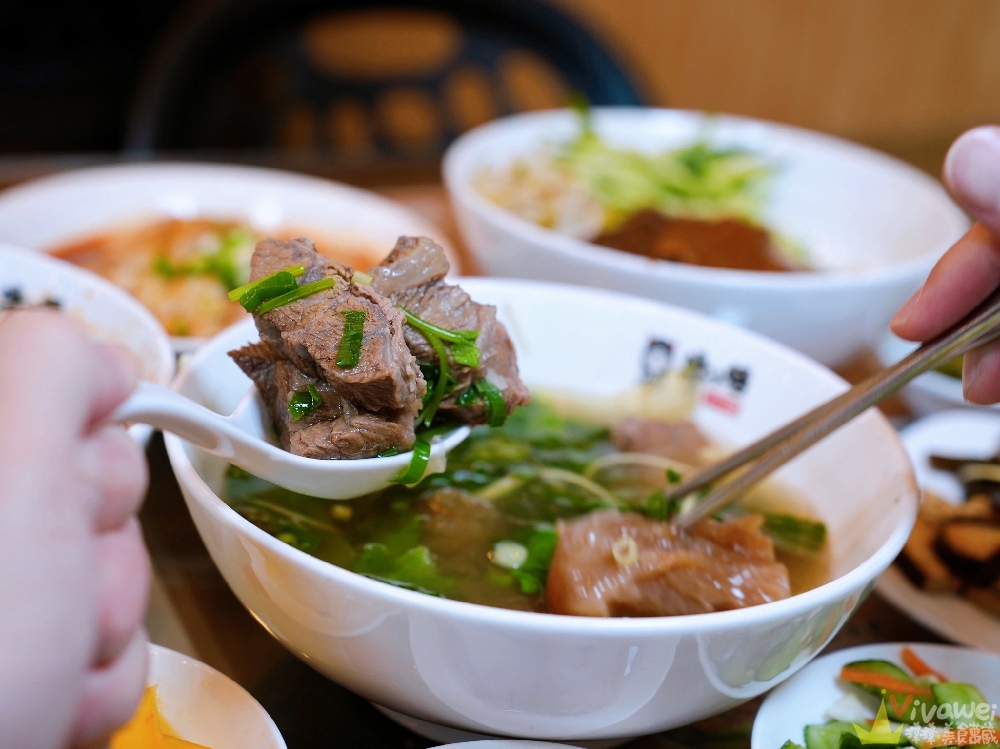 桃園中壢美食｜『牛小恬牛肉麵』中壢SOGO海華商圈牛肉麵推薦！紅燒牛三寶刀削麵+雙醬麵+紅油炒手必吃！附特約停車場超方便！
