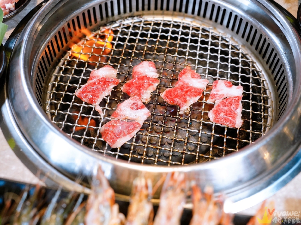 桃園市美食｜『三柒燒肉專門店-桃園中華店』桃園火車站新開幕燒肉吃到飽！日本A5和牛+波士頓龍蝦+松葉蟹腳+鱈場蟹腳無限供應～1988元頂級燒肉吃到飽推薦！