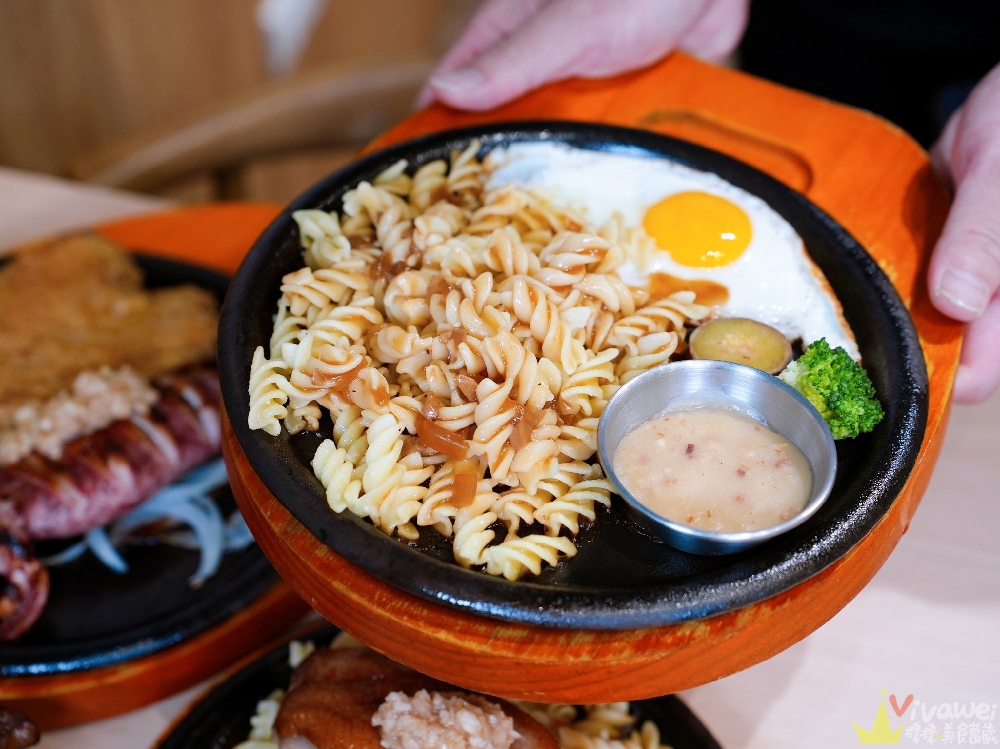 新竹竹北美食|『牛範生台式蒜香牛排』牛排界的模範生~高CP值平價牛排!加鐵板麵&獨家油封蒜醬都免費!還有豐盛自助吧吃到飽! 新竹竹北美食|『牛範生台式蒜香牛排』牛排界的模範生~高CP值平價牛排!加鐵板麵&獨家油封蒜醬都免費!還有豐盛自助吧吃到飽!