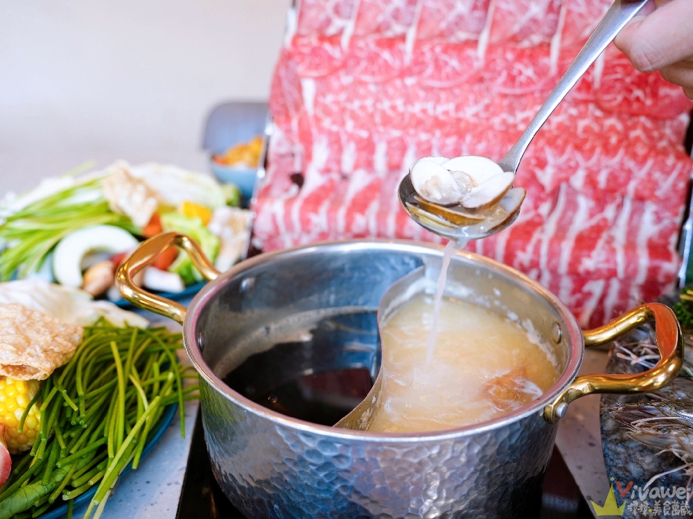 苗栗頭份美食｜『月團圓雞湯火鍋-苗栗頭份店』最低388元起蔬菜自助吧吃到飽～大推單人獨享鴛鴦鍋～超狂香菜皮蛋鍋新上市！