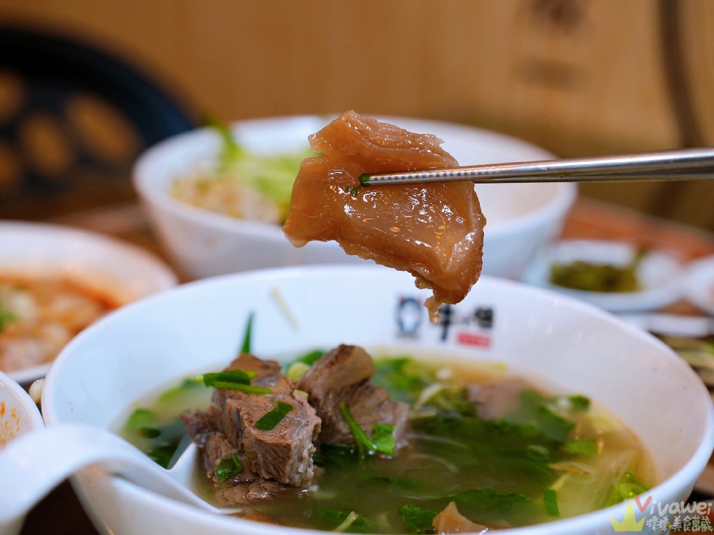 桃園中壢美食｜『牛小恬牛肉麵』中壢SOGO海華商圈牛肉麵推薦！紅燒牛三寶刀削麵+雙醬麵+紅油炒手必吃！附特約停車場超方便！