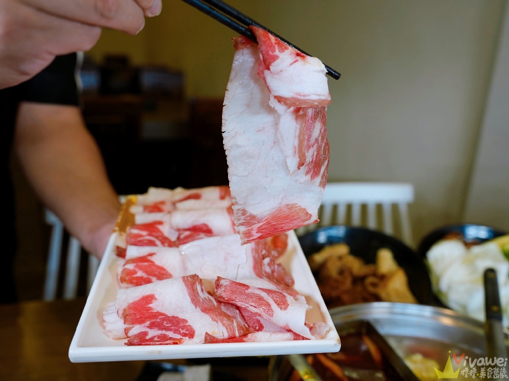 桃園市美食｜『鐵木真麻辣鴛鴦火鍋』在地開業多年的單點傳統台式麻辣鍋～鴨血和豆腐免費續加！
