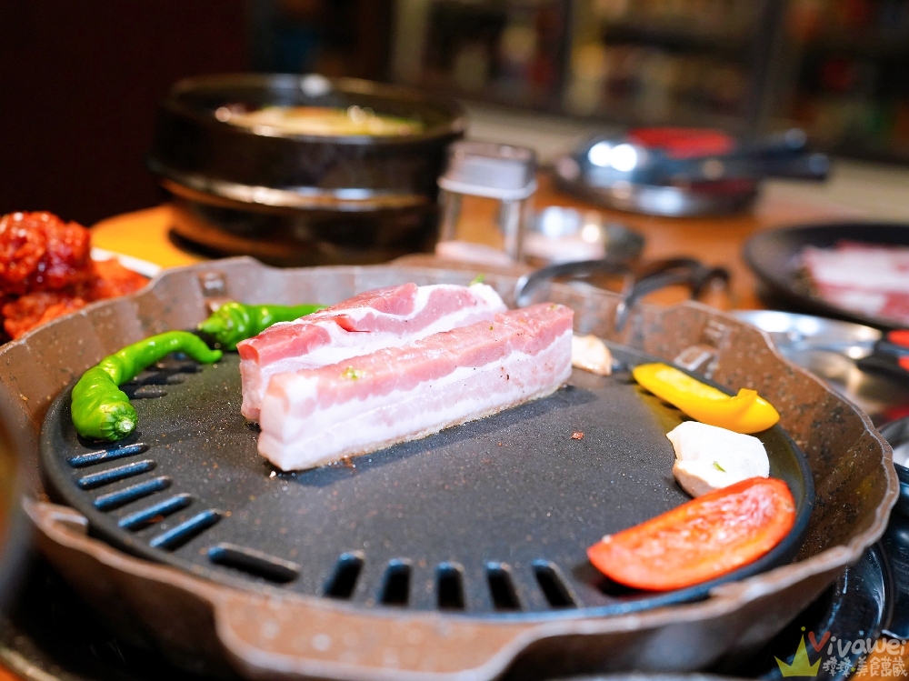 新北板橋美食｜『ABV Bar & Kitchen 韓式餐酒館』板橋車站道地韓式料理餐酒館&超過300款精釀啤酒！韓式小菜吃到飽～還有桌邊韓式烤肉服務！