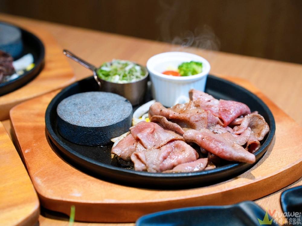 桃園市美食｜『炙り庵steak牛排』桃園車站新開幕！嚴選牛肉現煎炙燒～自助區誠意滿滿～牛滷肉飯,味噌湯,炸薯條通通無限續！