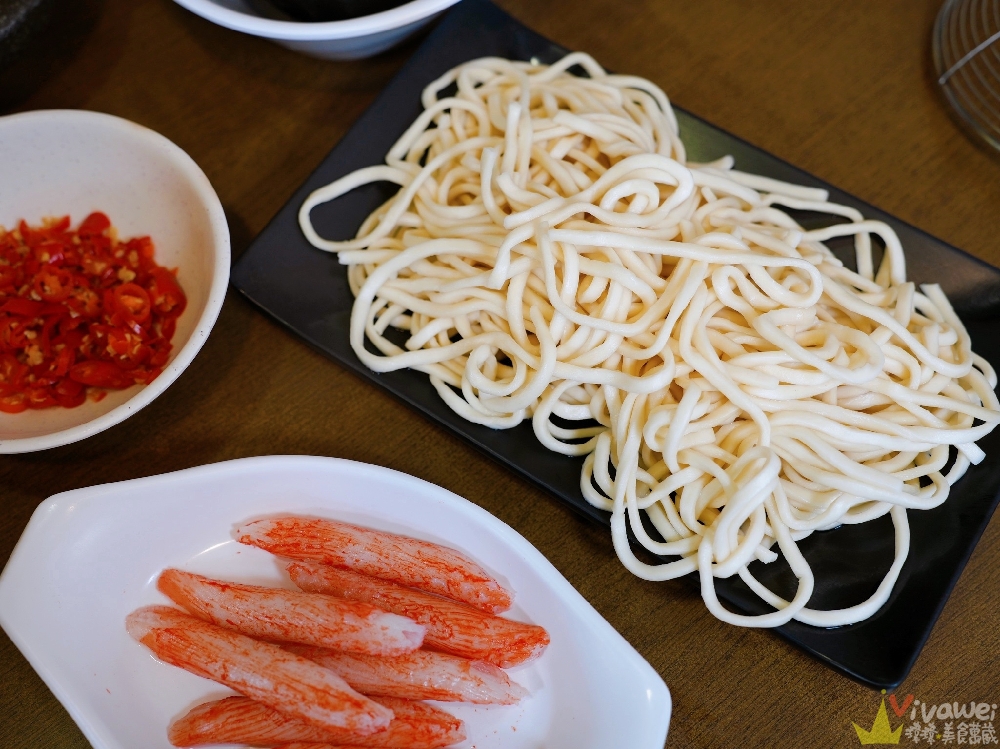 桃園市美食｜『鐵木真麻辣鴛鴦火鍋』在地開業多年的單點傳統台式麻辣鍋～鴨血和豆腐免費續加！