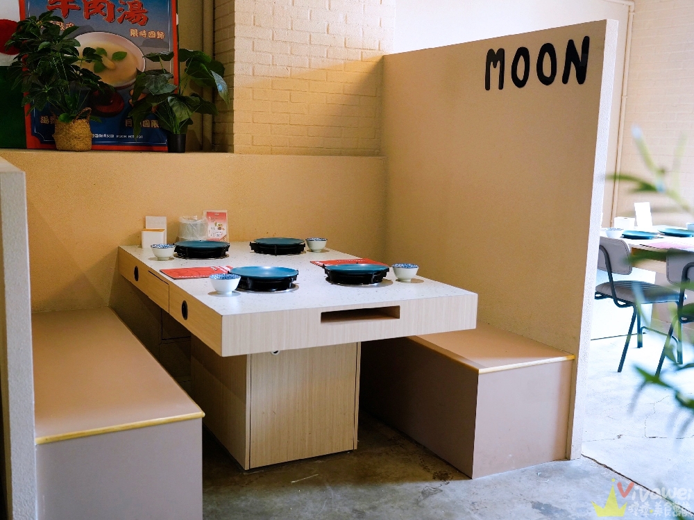 苗栗頭份美食｜『月團圓雞湯火鍋-苗栗頭份店』火鍋控必收！2025全新裝潢自助吧大升級！個人獨享鴛鴦鍋～蔬菜品項豐富～高品質鍋物專賣！